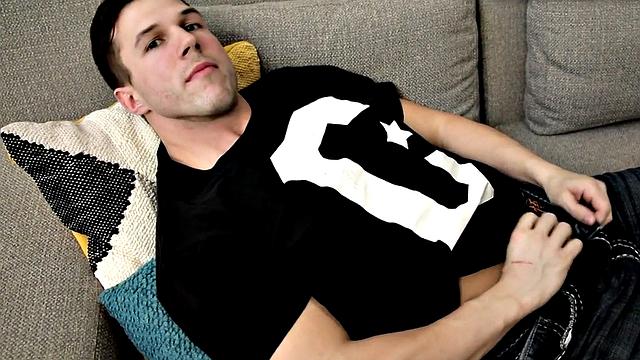 Smooth amateur hunk wanking on bed during solo action