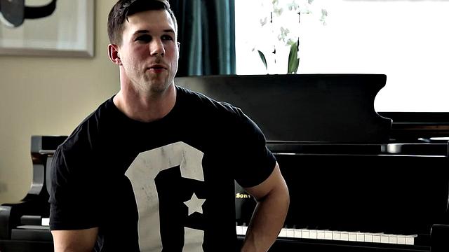 Smooth amateur hunk wanking on bed during solo action