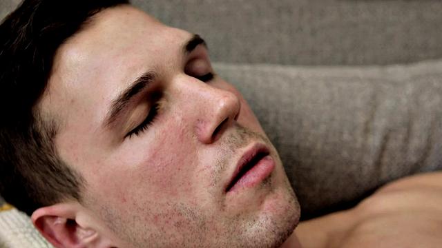 Smooth amateur hunk wanking on bed during solo action