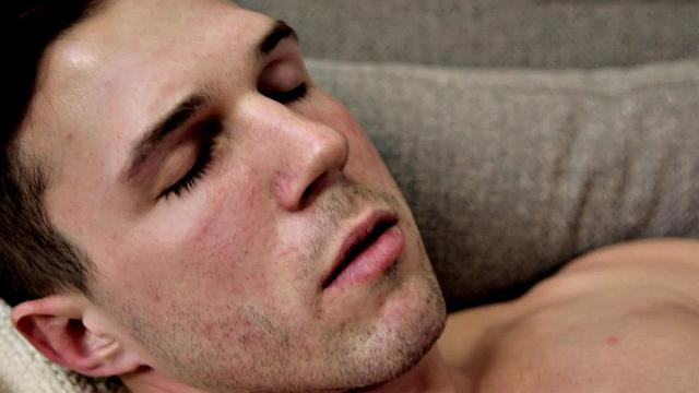 Smooth amateur hunk wanking on bed during solo action