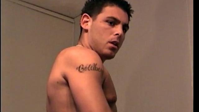 Гей-студент Этан дрочит свой здоровый член и заливает ладонь спермой.