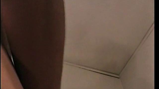 Гей-студент Этан дрочит свой здоровый член и заливает ладонь спермой.