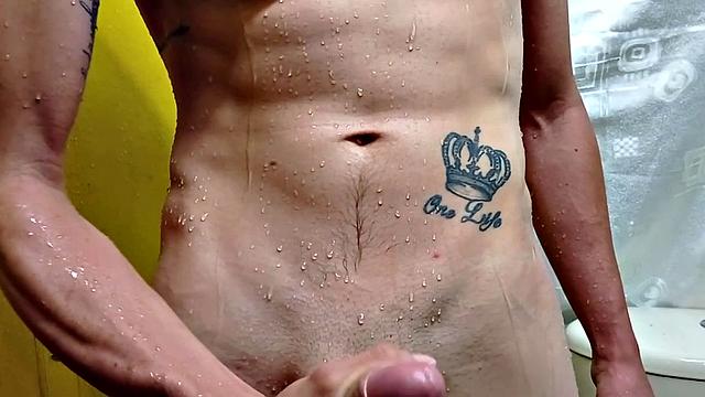 Доминик дрочит в душе, вода стекает по его голому телу