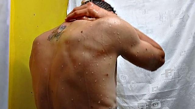 Доминик дрочит в душе, вода стекает по его голому телу