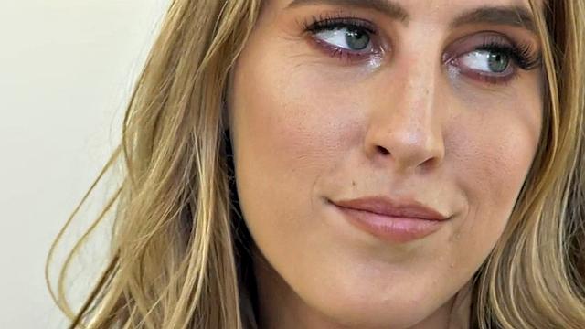 Bisexual babe in heels swapping cum in 3some