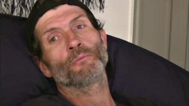 зрелый мужик дрочит и кончает на камеру