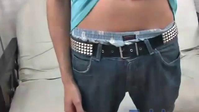 Джонатан Р раздевается и принимает толстый член глубоко