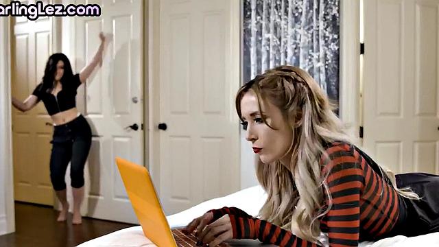 лезбиянки спорят, чей язык длиннее и оба выигрывают