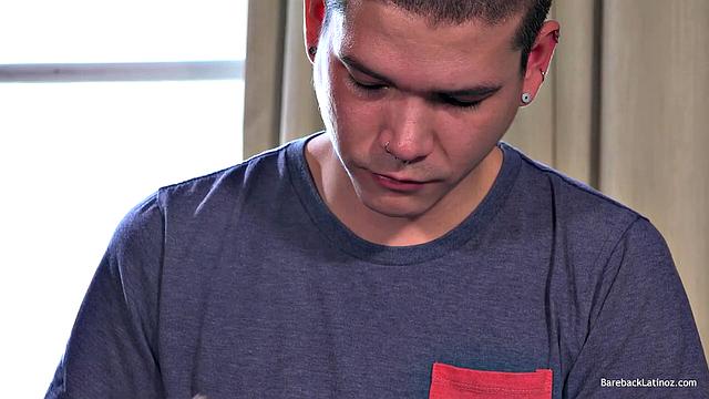 Латино парень Cedric дрочит и кончает на камеру