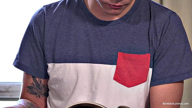 Латино парень Cedric дрочит и кончает на камеру