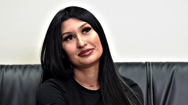 vikki valentine впервые отдается на диване с полной отдачей