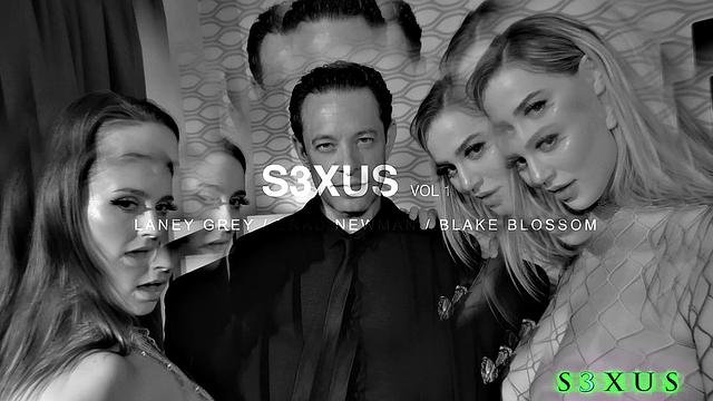 жаркая блондинка в тройничке на кровати