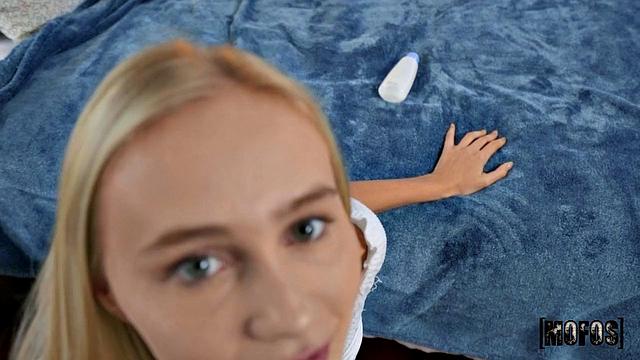 Алисия Уильямс с удовольствием принимает в анал и ловит кремпай от Zeus'a в спальне POV съемка, натуральная блондинка и межрасовый секс для любителей анала и кунилингуса.