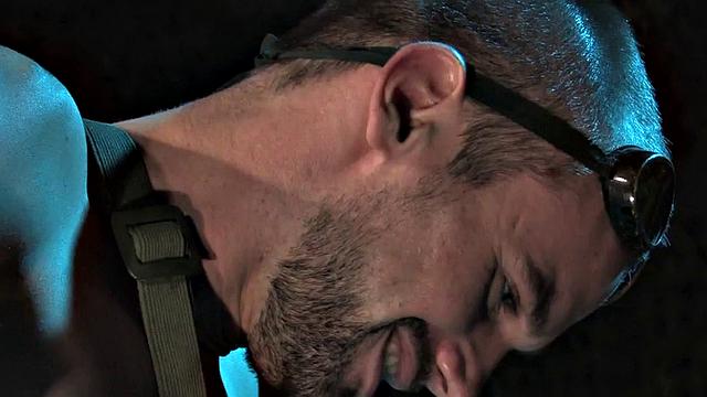 Качок в джокстрепе разрывает парню жопу кулаком