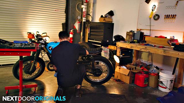 Hot AF Mechanic Dicked Down By Hunk Carter Woods - Jayden Marcos