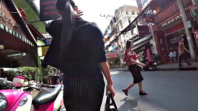 Тайская малышка с волосатой киской жарко трахается на камеру