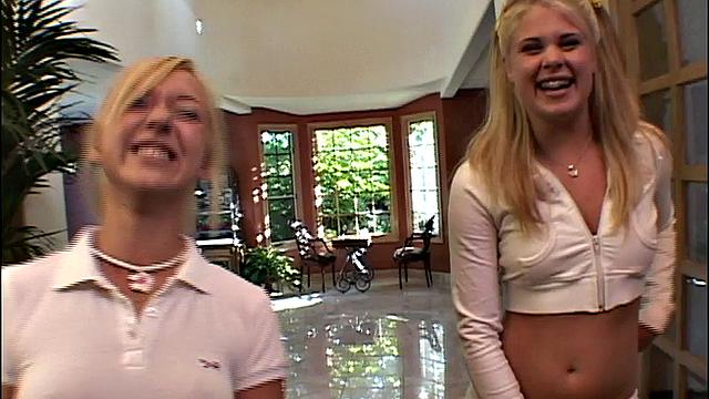 Сексуальная блондинка Саммер устраивает мокрые забавы с подругой