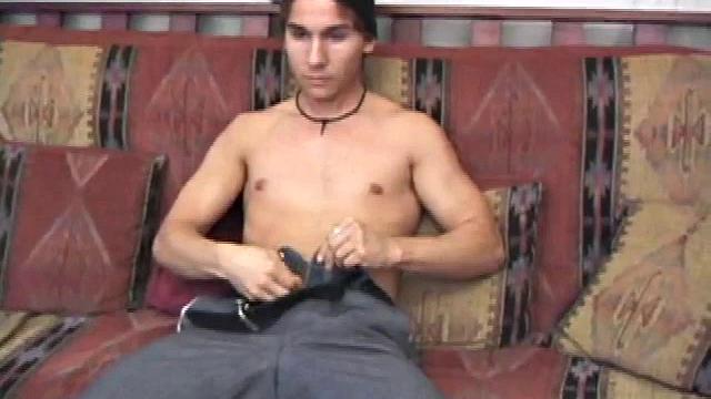 Брок Лабелли дрочит так, будто опаздывает на поезд