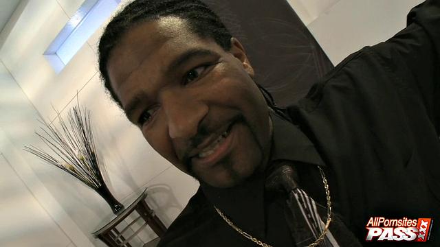 Ebony Rane Revere flaunts her ass