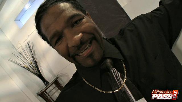 Ebony Rane Revere flaunts her ass