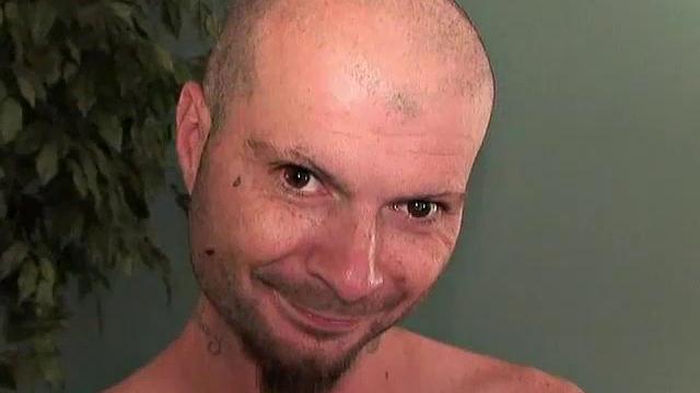 Брайан дрочит Роберту до мощного оргазма прямо на камеру