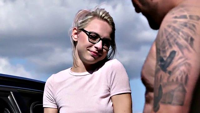 Британская шалунья застряла и получает анальный кайф на глазах у зевак