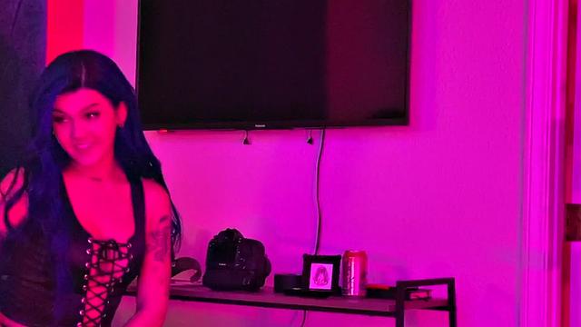 Три подруги закусились за кулисами: страпон, языки и море смеха