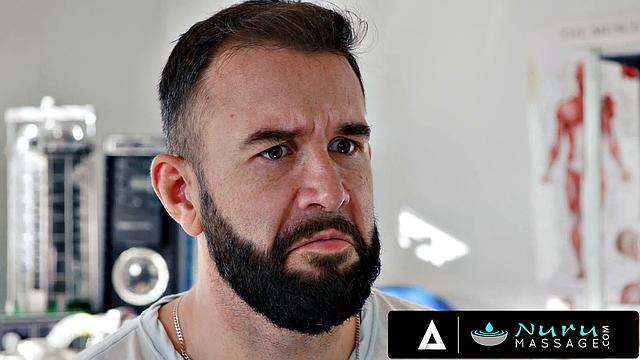 жаркий врач мажет маслом и трахает пациентку после nuru массажа