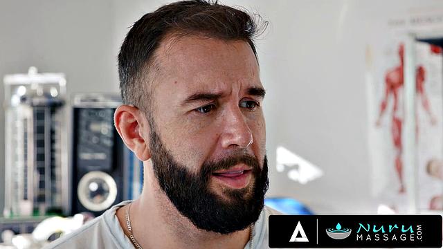 жаркий врач мажет маслом и трахает пациентку после nuru массажа