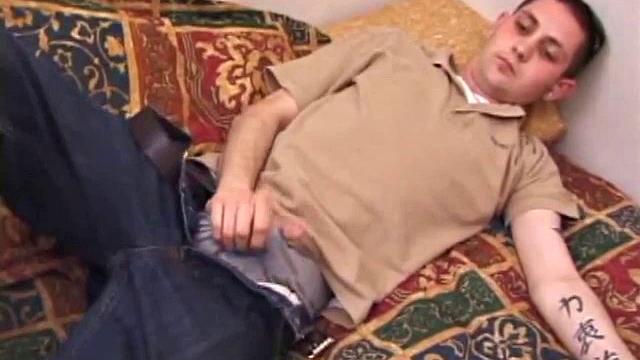 Аарон Майклс дрочит и кончает на камеру