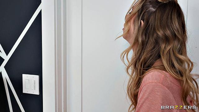 соседка по квартире превращает стирку в фетиш-шоу для фаната колготок