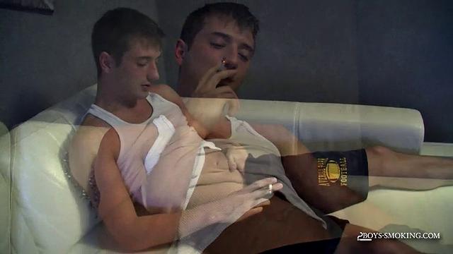 JD Phoenix курит и дрочит
