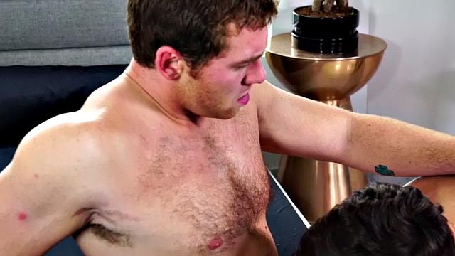 Бисексуал сначала трахает подругу, а после берет друга по заднице