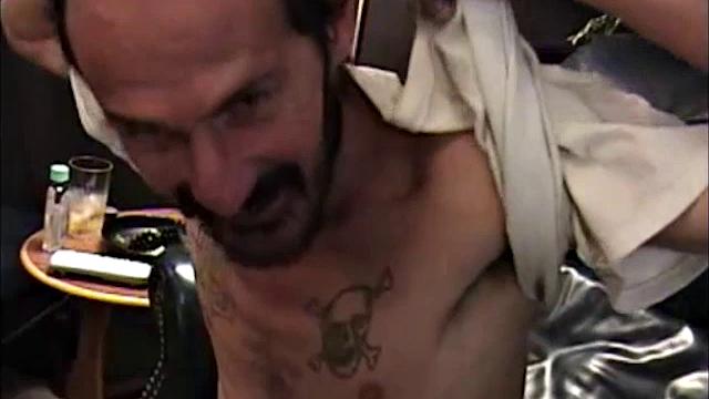 Бретт с дерзким взглядом и крепким телом сводит зрелых мужчин с ума