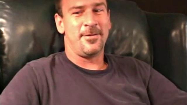 В первый раз: Эрику дрочит зрелый, смех не прекращается