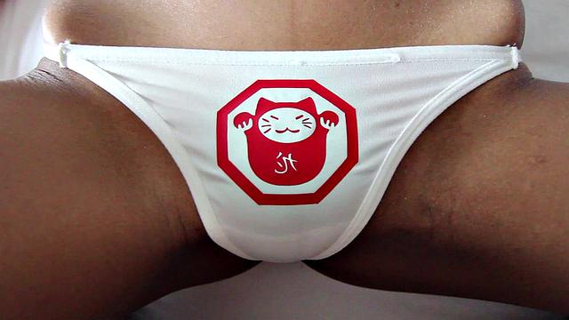 хрупкая азиатка в мокрых трусиках получает жесткий трах