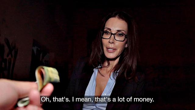 татуированная преподавательница не выдержала на улице и с жадностью принимает член в pov