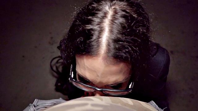 татуированная преподавательница не выдержала на улице и с жадностью принимает член в pov