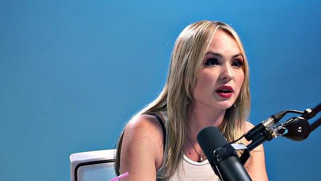 Hairy babe masturbating and toying in solo