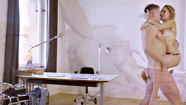 волосатая милфа и айтишник: заодно и сиськи настроят