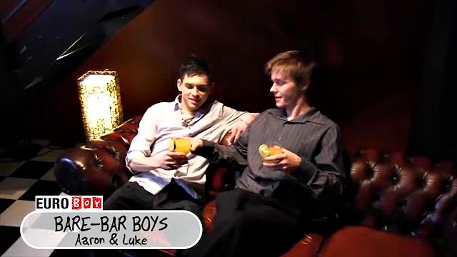 Aaron Aurora &amp;amp; Luke James Fuck On The Couch - Aaron Aurora &amp;amp;amp; Luke James