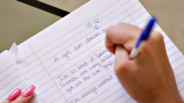 горячая брюнетка трахается у бассейна и получает сперму на лицо