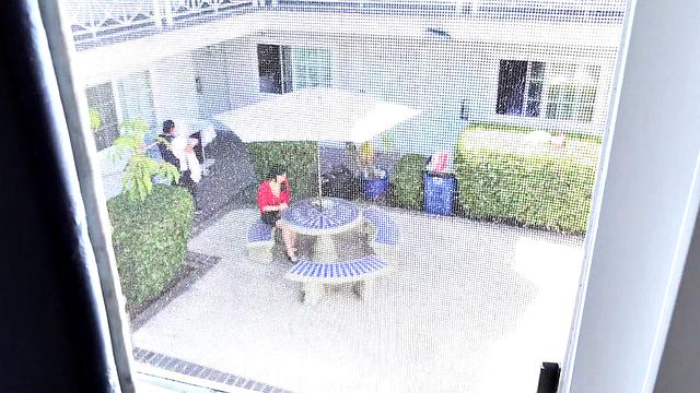 зрелая с гладкой киской трахается дома с горячим молодым членом