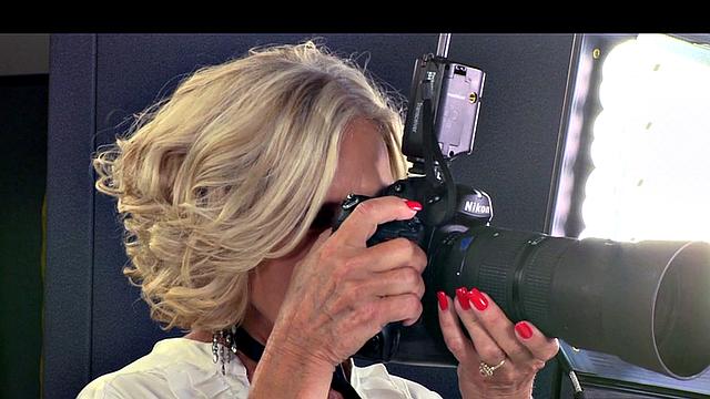 зрелая фотографша соблазняет стеснительного моделька на анал