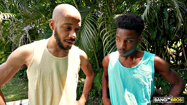 Два друга не выдержали и выдали себя, пока кайфовали от большой попы у бассейна - Lucky Kay не прочь, если ей помогут с массажем, а потом всё само закрутилось.