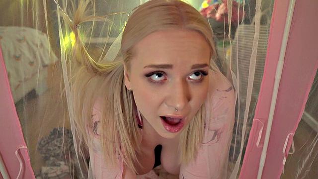 Падчерица соблазняет в кровати, застревает и трахается с отчимом и мачехой