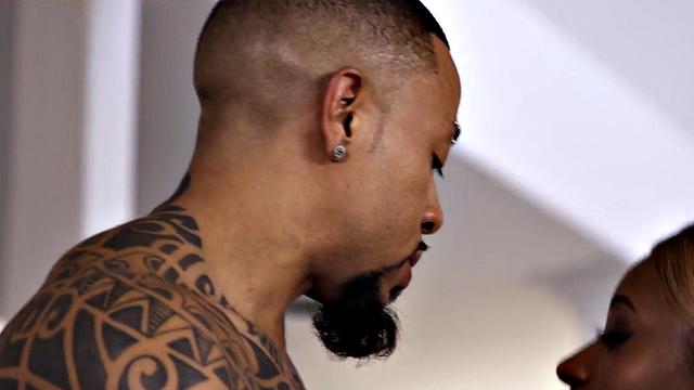 Черная сочная красотка сосёт с улыбкой - дальше ложка и дикий секс