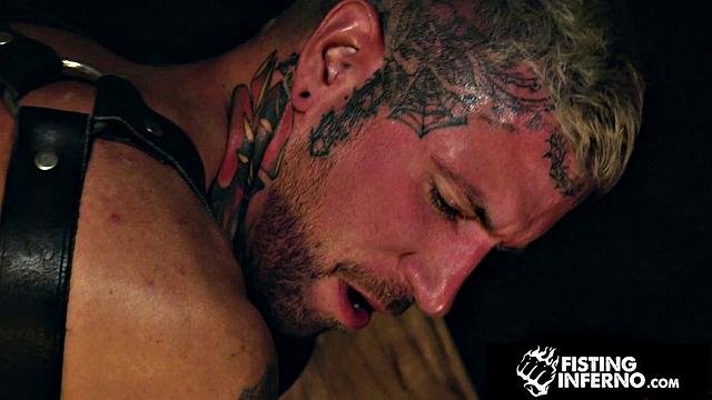 Татуированный Райан Себастьян принимает жёстко без резинки от Эндрю Дельты