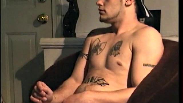 жадный парень ловит сперму ртом и глотает всё