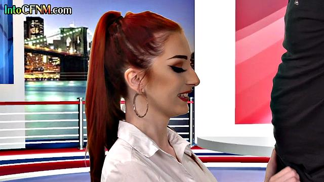 Зрелая развратница тягает член в офисе и получает заряд на лицо с улыбкой - офисные будни по-взрослому!